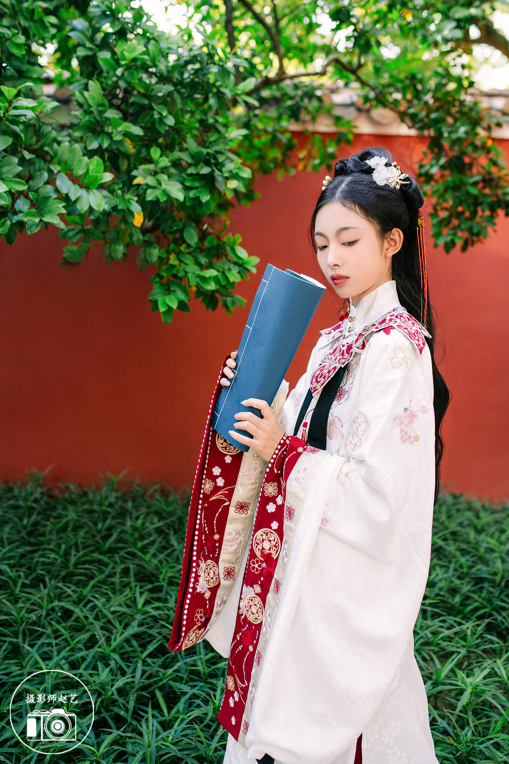 红墙下的古装美女明媚娇俏图片