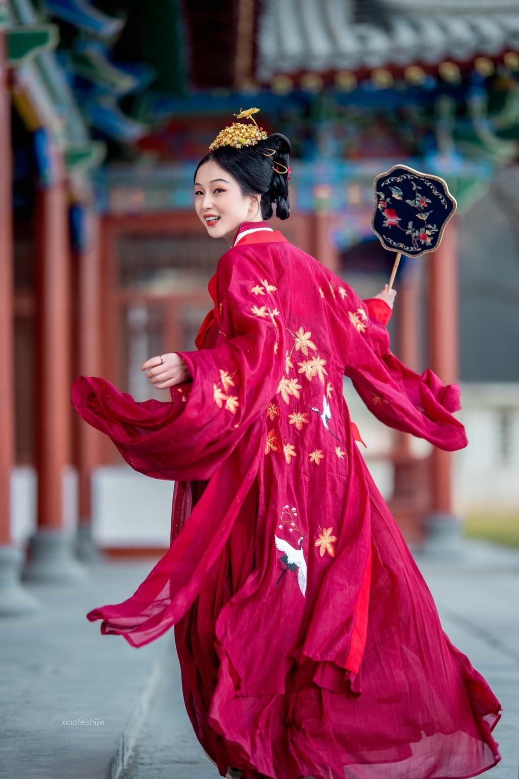 汉服美女红妆素裹明媚娇俏图片