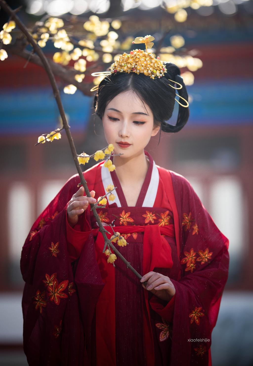 汉服美女红妆素裹明媚娇俏图片