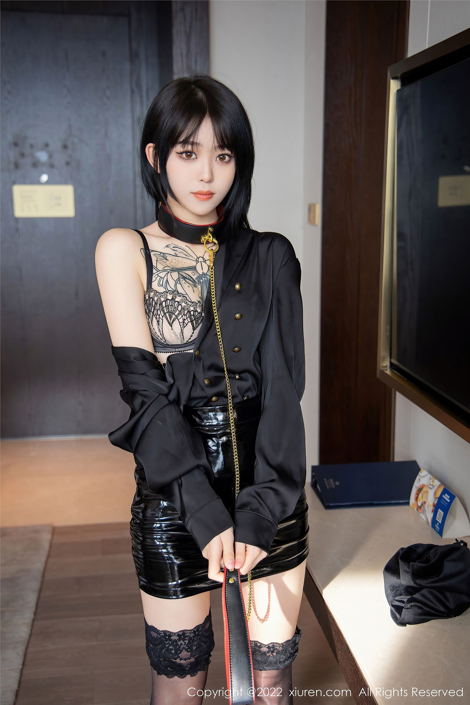 黑丝袜制服性感美女（奶瓶美女模特摄影图片）