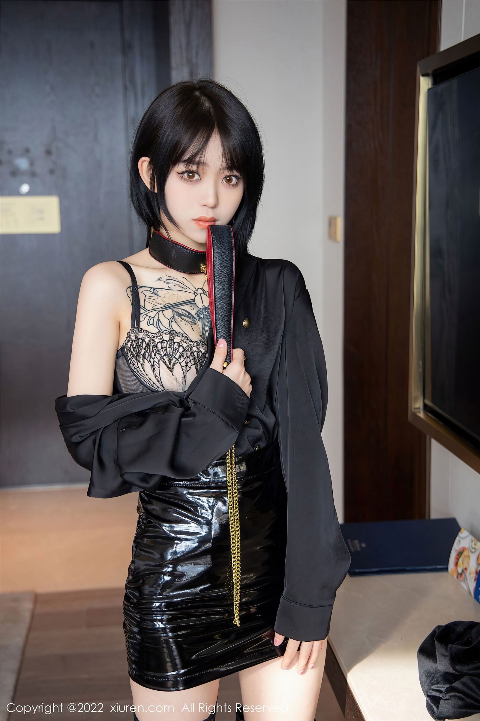 黑丝袜制服性感美女（奶瓶美女模特摄影图片）