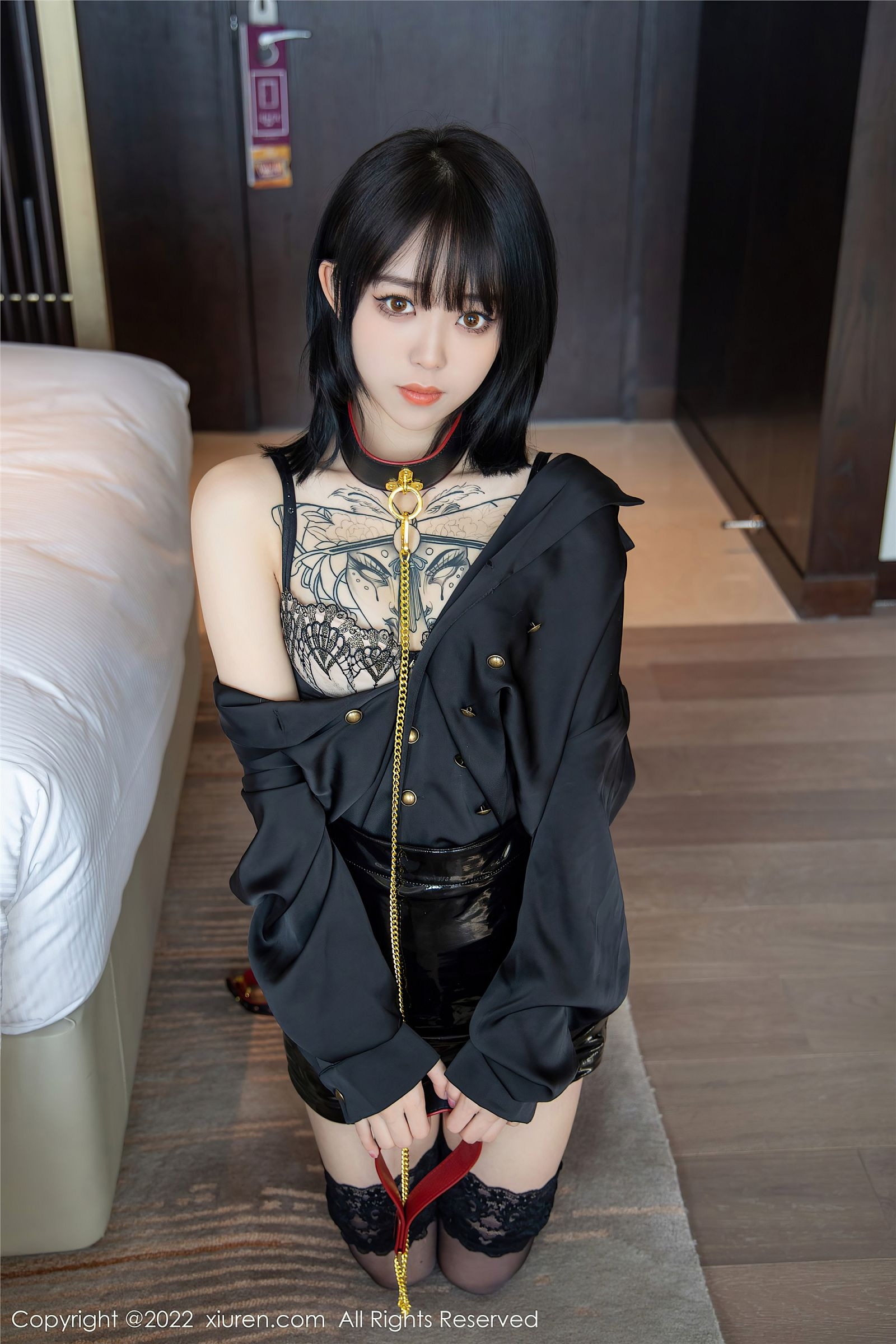 黑丝袜制服性感美女（奶瓶美女模特摄影图片）