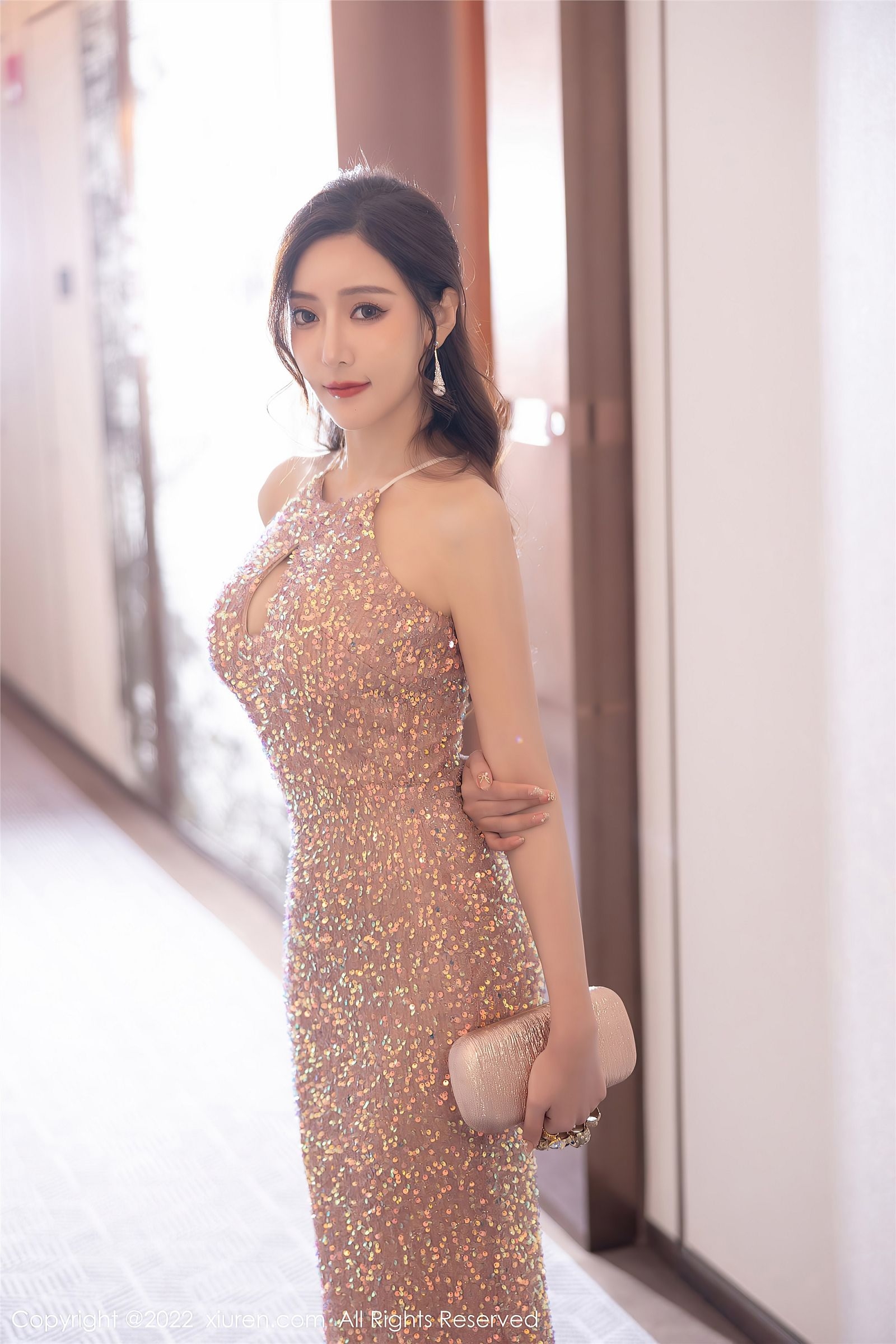 丰满身材礼服诱惑美女王馨瑶yanni（巨乳美女性感熟女）