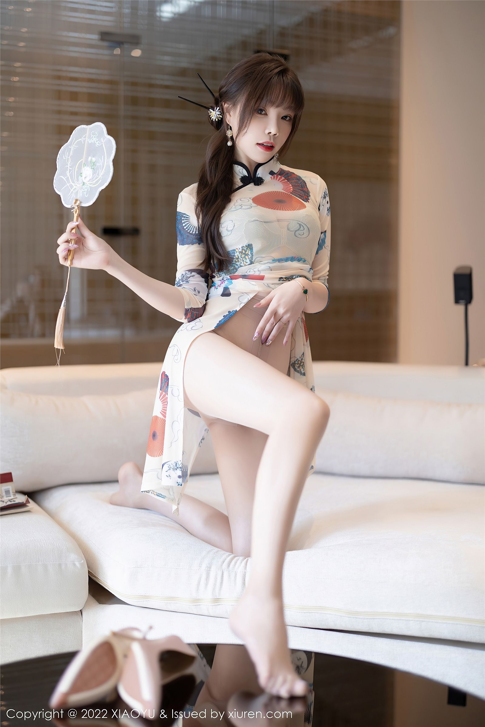 古典旗袍美女白丝蕾丝吊袜（勾勒出她高挑凹凸別致娇躯 ）