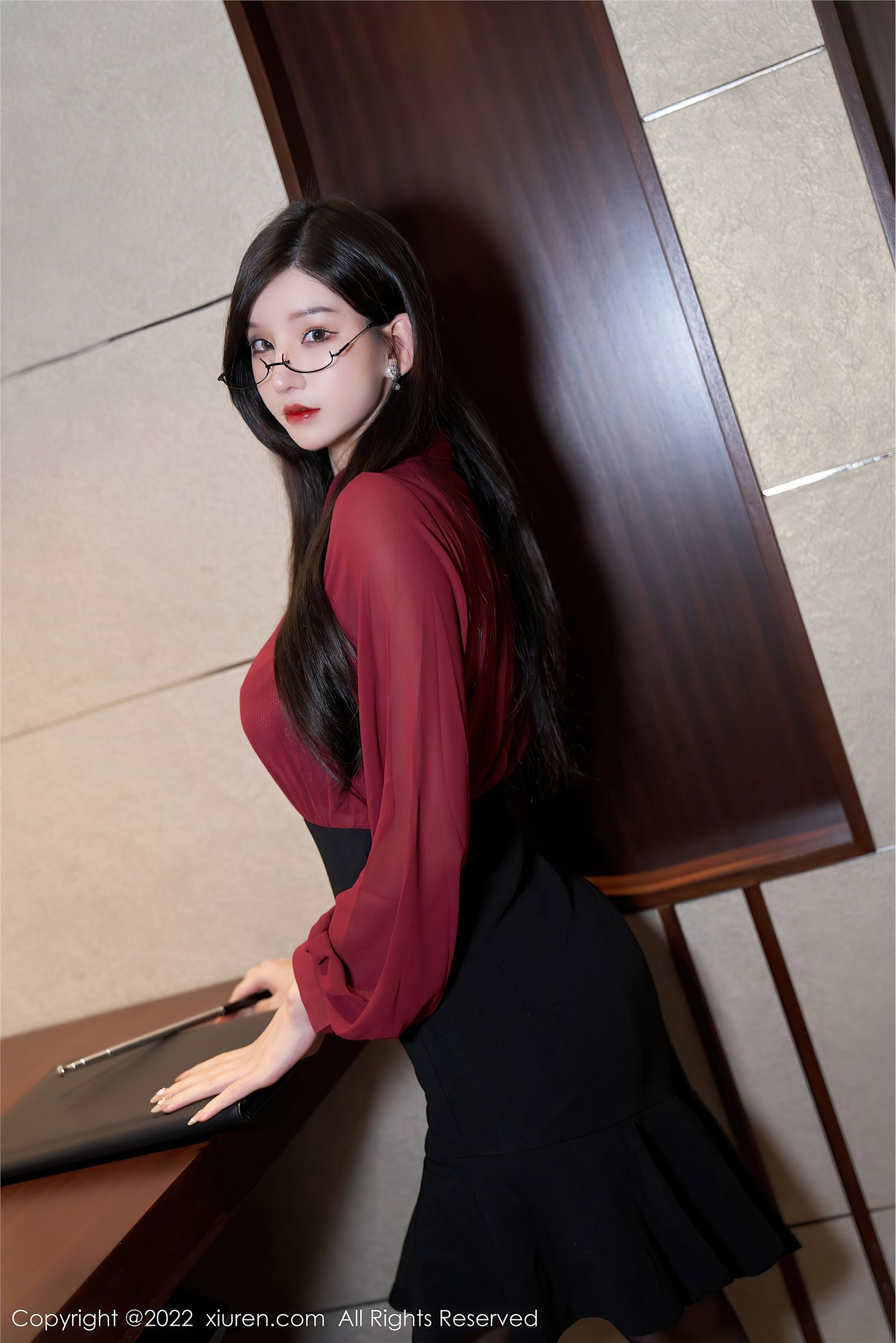 红衣黑蕾丝内衣ol搭配（极具诱惑的长腿写真 ）