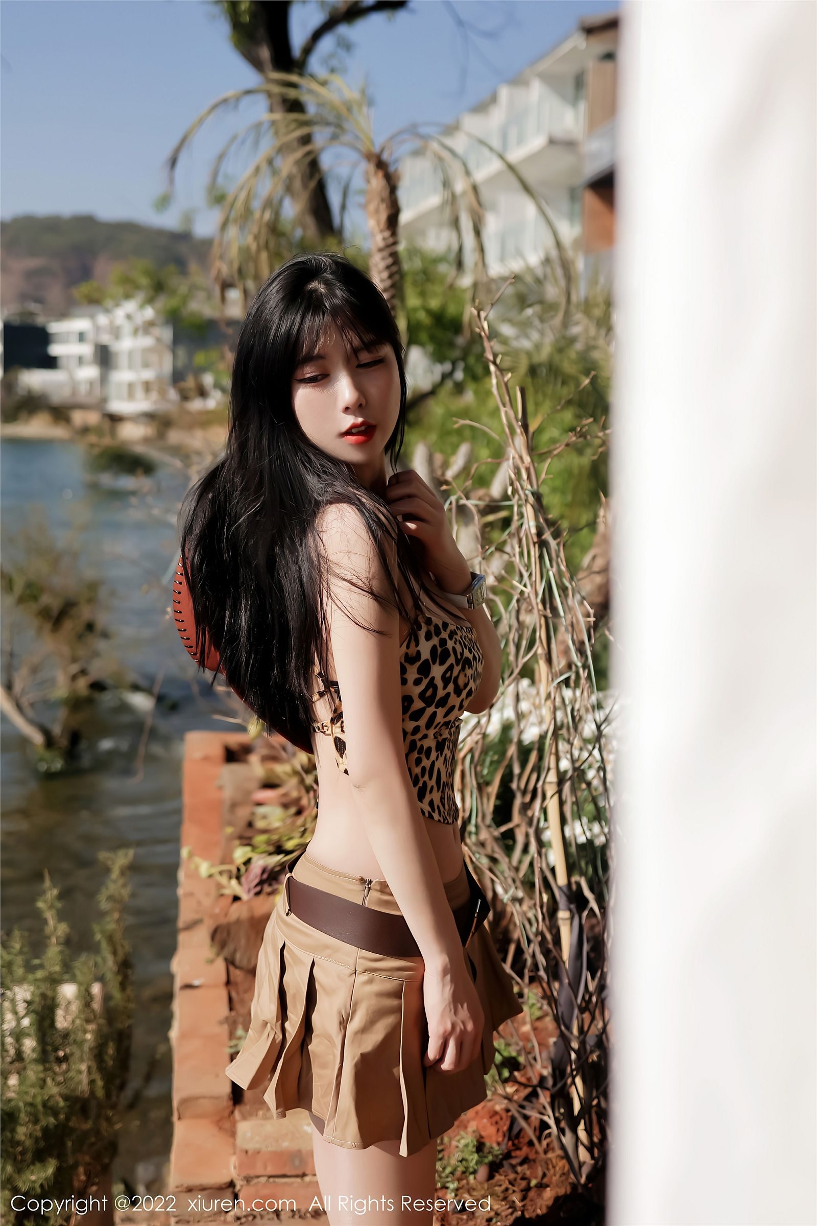 182CM李雅柔豹纹小吊带户外写真（极品粉嫩大腿）