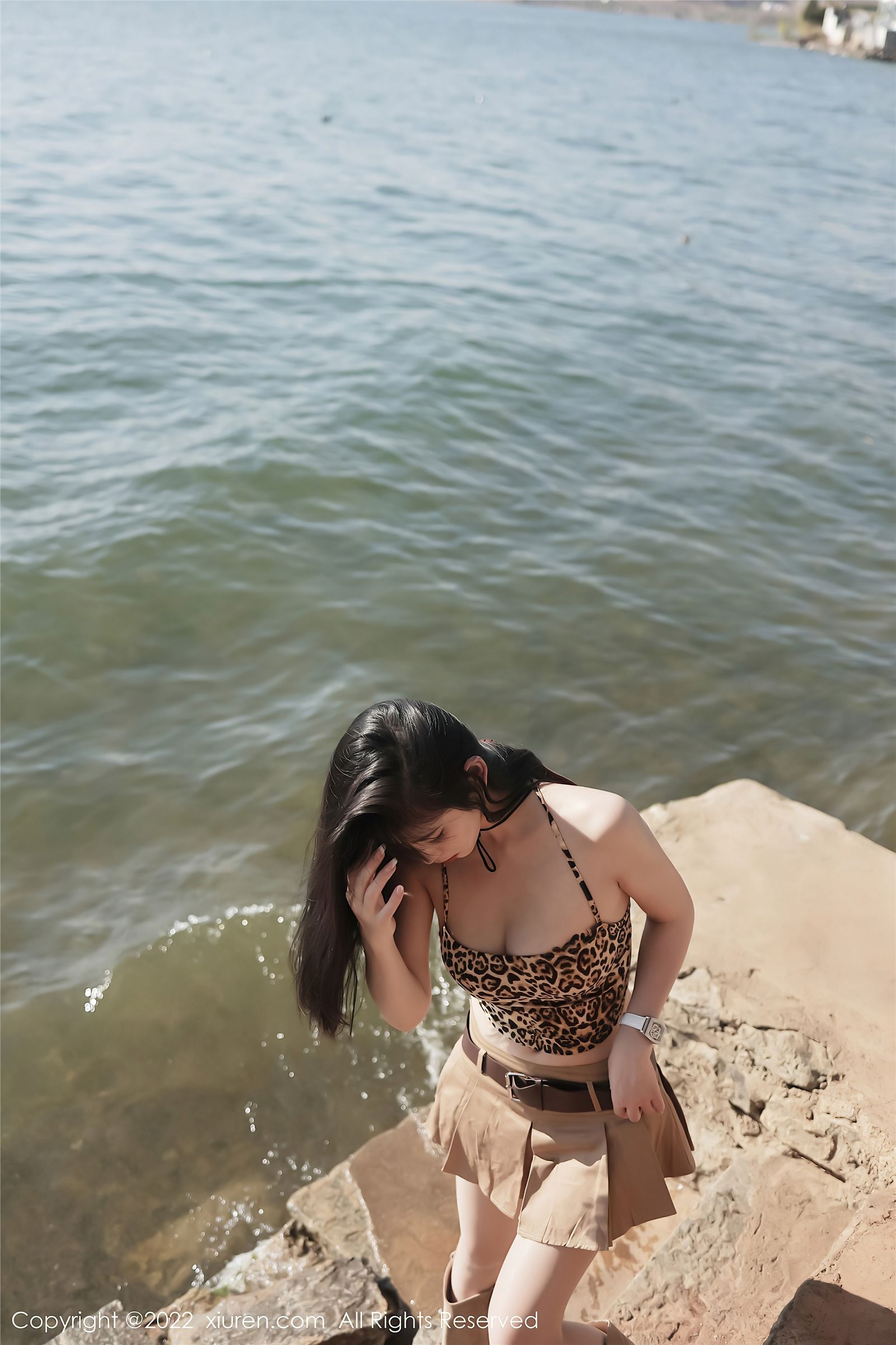 182CM李雅柔豹纹小吊带户外写真（极品粉嫩大腿）