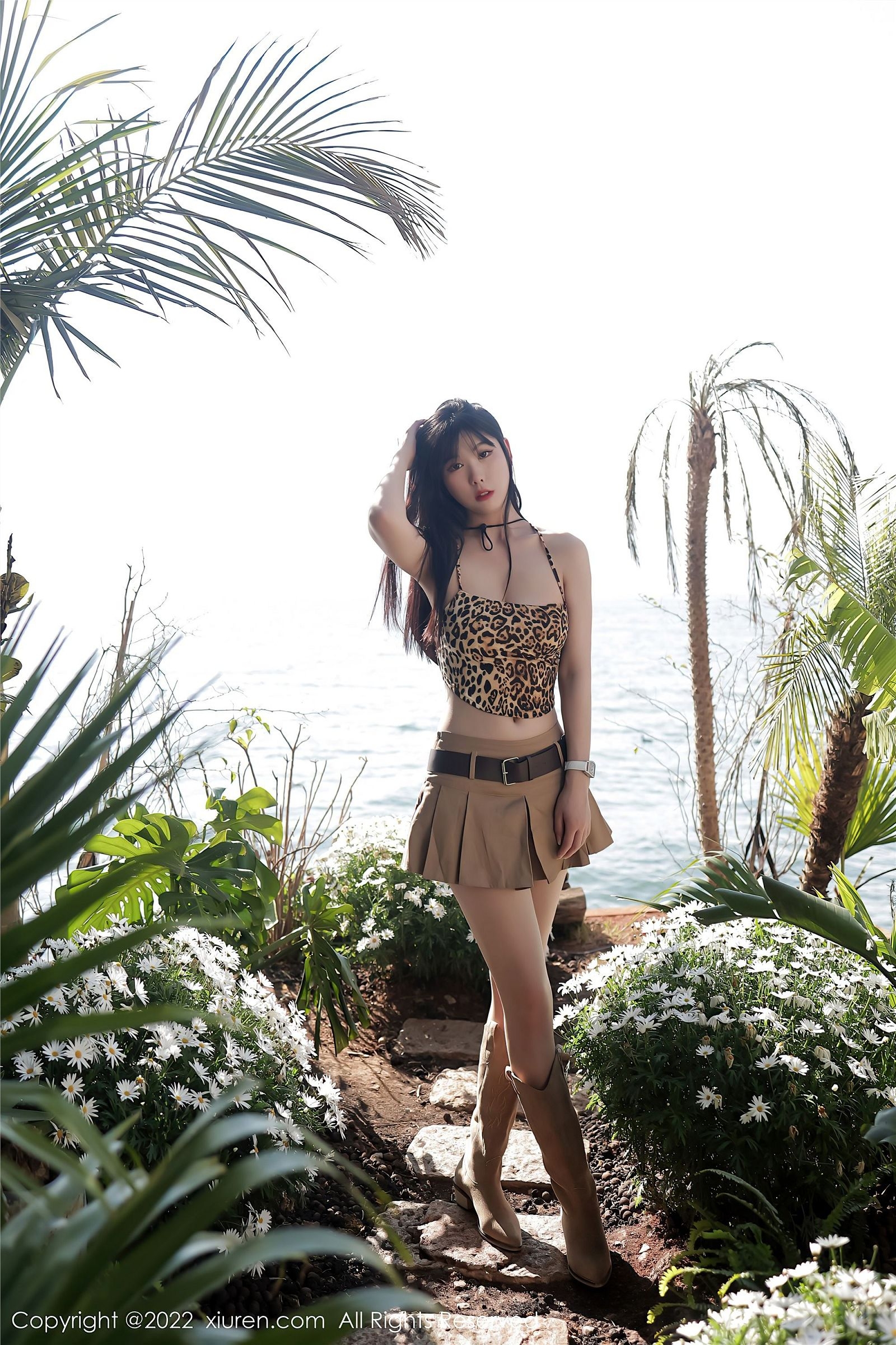 182CM李雅柔豹纹小吊带户外写真（极品粉嫩大腿）