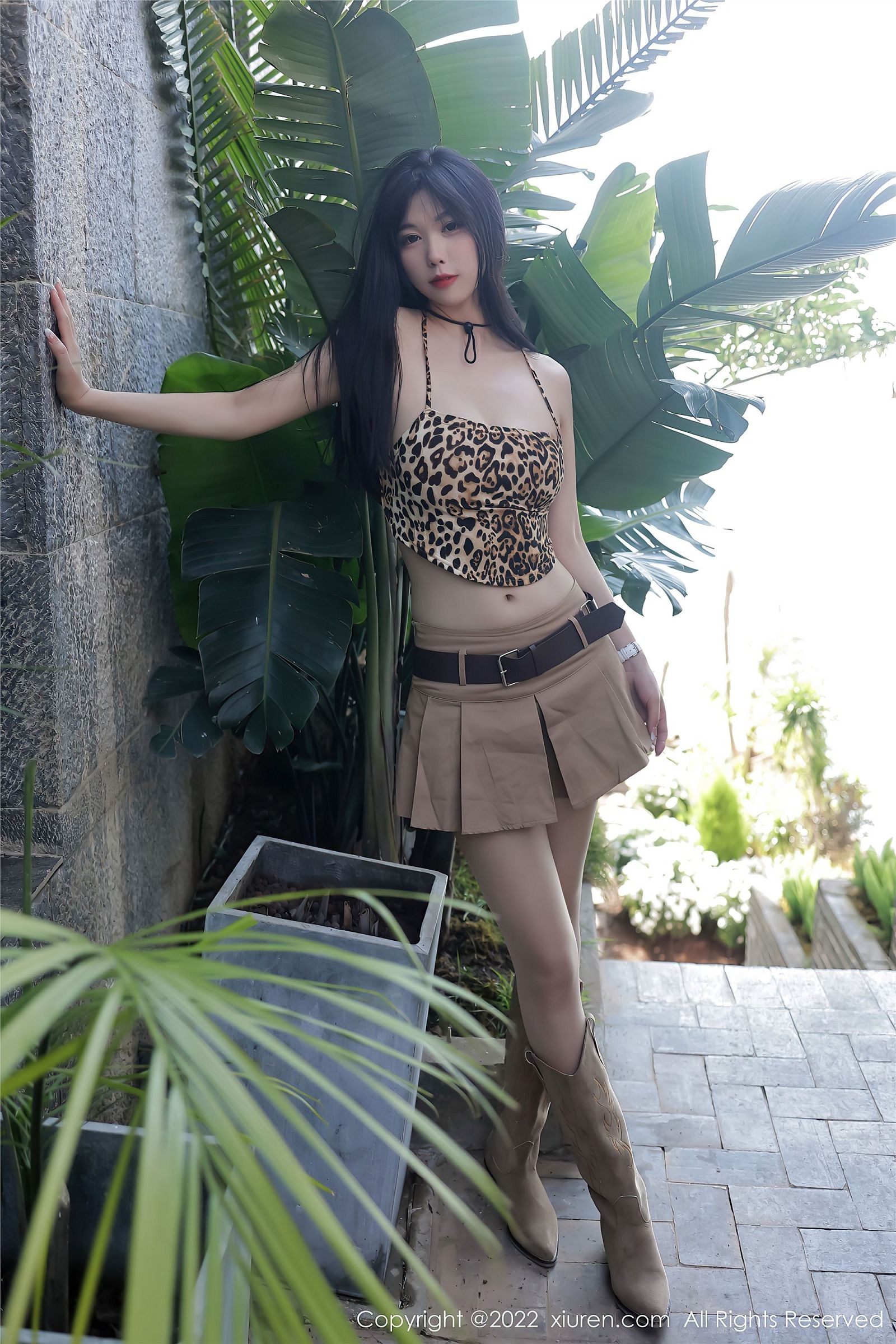 182CM李雅柔豹纹小吊带户外写真（极品粉嫩大腿）