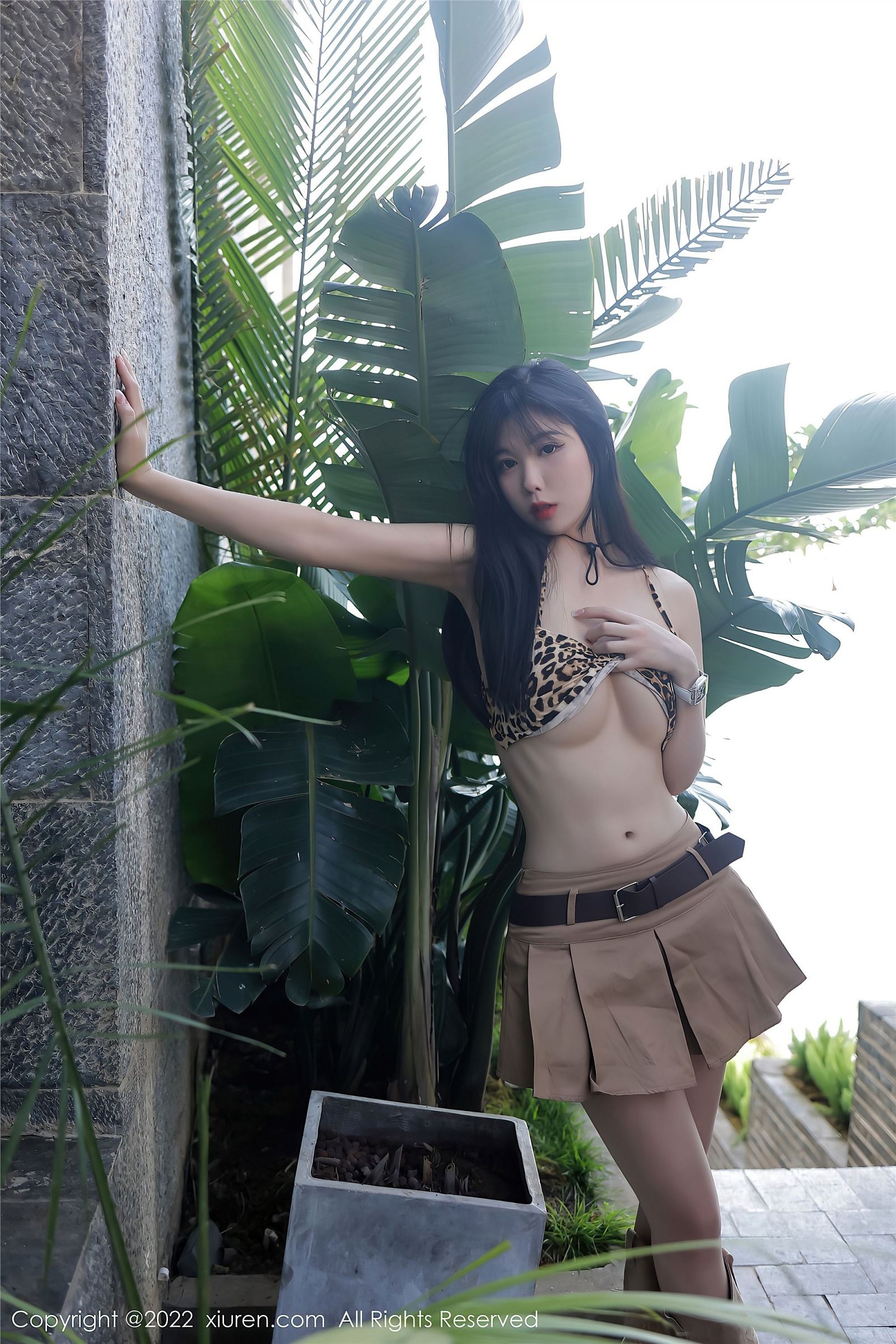 182CM李雅柔豹纹小吊带户外写真（极品粉嫩大腿）