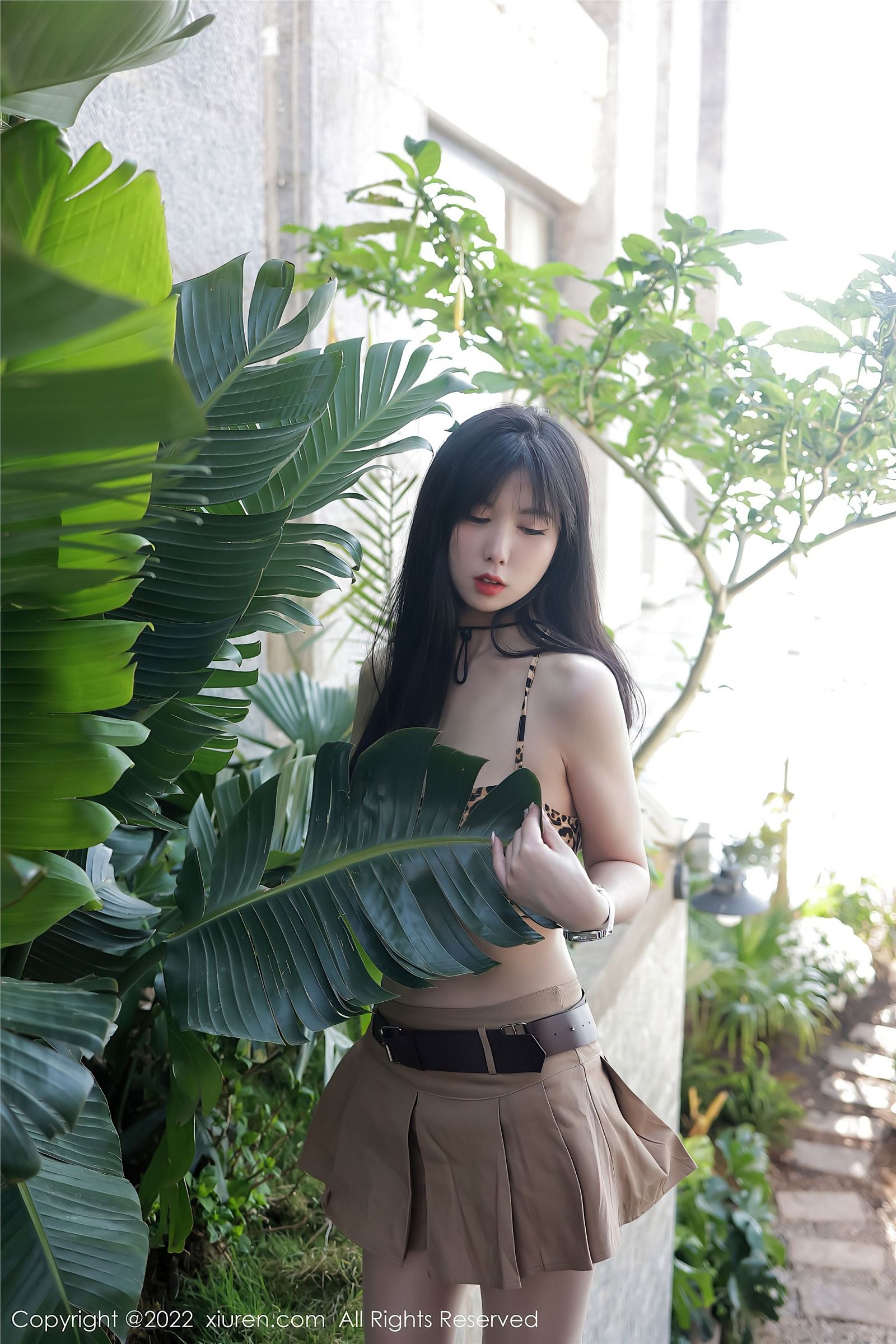 182CM李雅柔豹纹小吊带户外写真（极品粉嫩大腿）