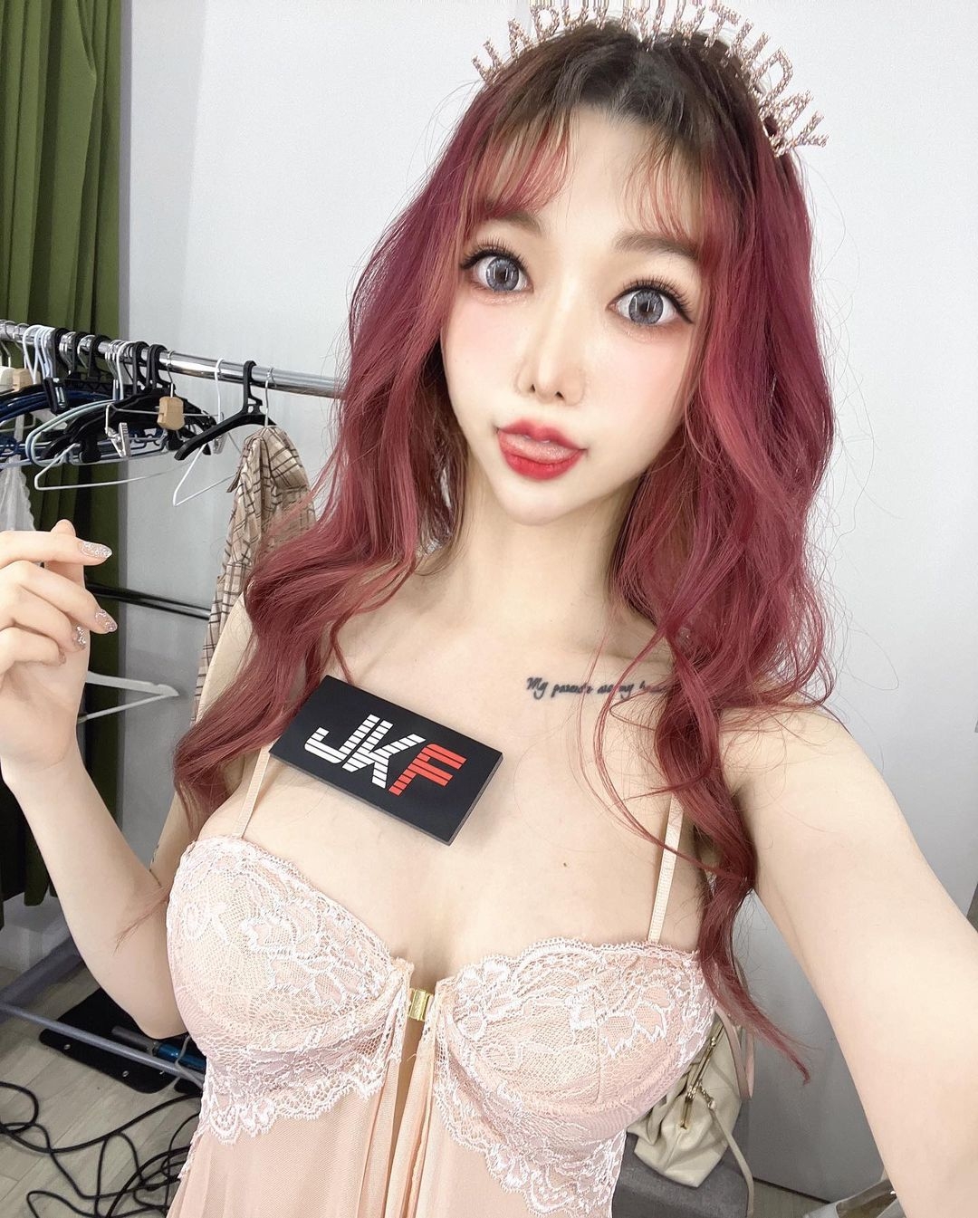 挑逗腰窝女仆“林沂Olivia”全面诱发饥渴,让人越看越上火