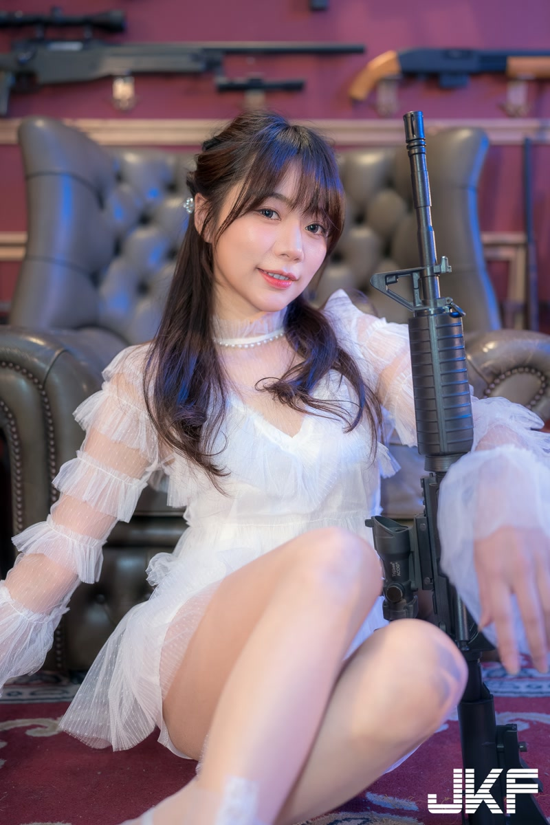 大眼甜心优里Yuri甜蜜约会时光，梦幻薄纱深沟若隐若现