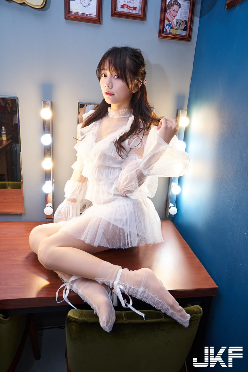 大眼甜心优里Yuri甜蜜约会时光，梦幻薄纱深沟若隐若现