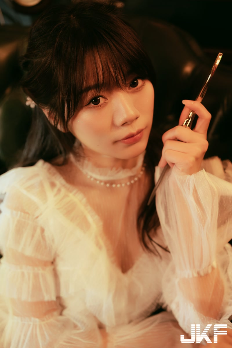 大眼甜心优里Yuri甜蜜约会时光，梦幻薄纱深沟若隐若现