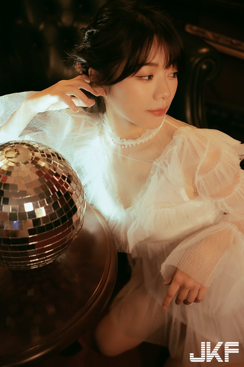 大眼甜心优里Yuri甜蜜约会时光，梦幻薄纱深沟若隐若现