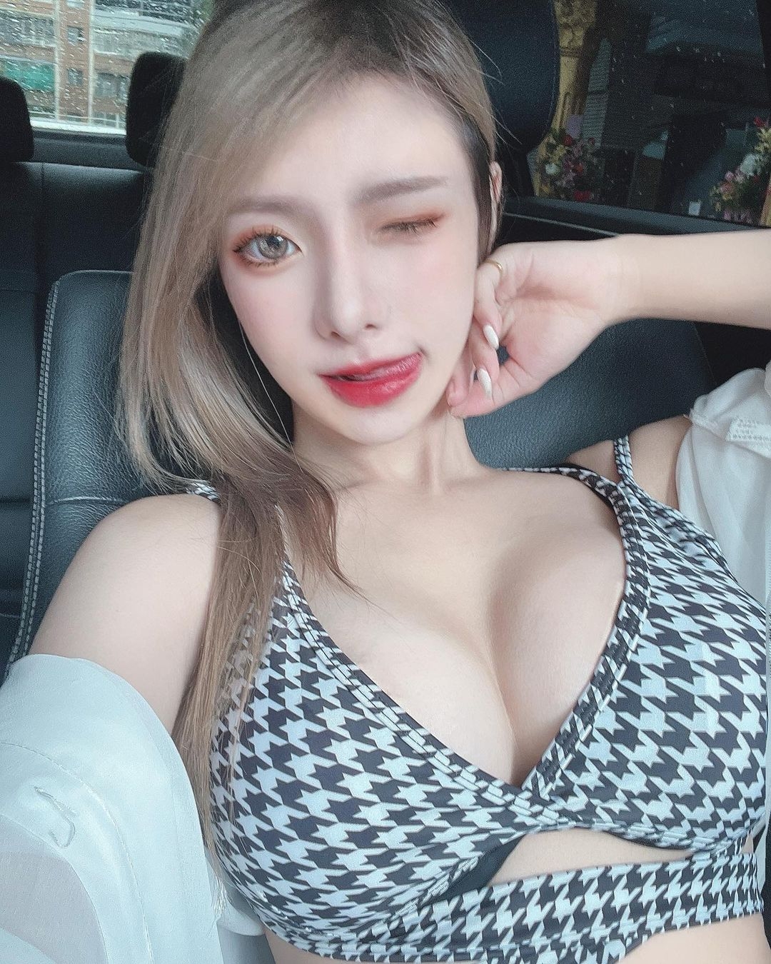 火辣小妖精“丁丁dingding”,送上大西瓜全餐