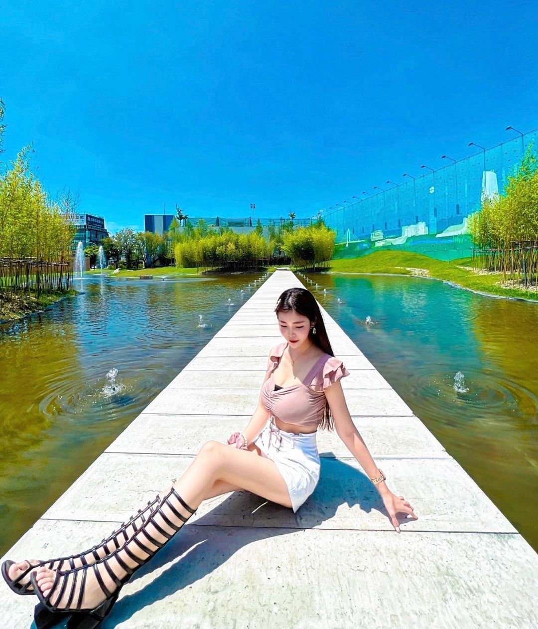 台银正妹「Ting Yi」出游照辣翻！连身裤展现迷人曲缐