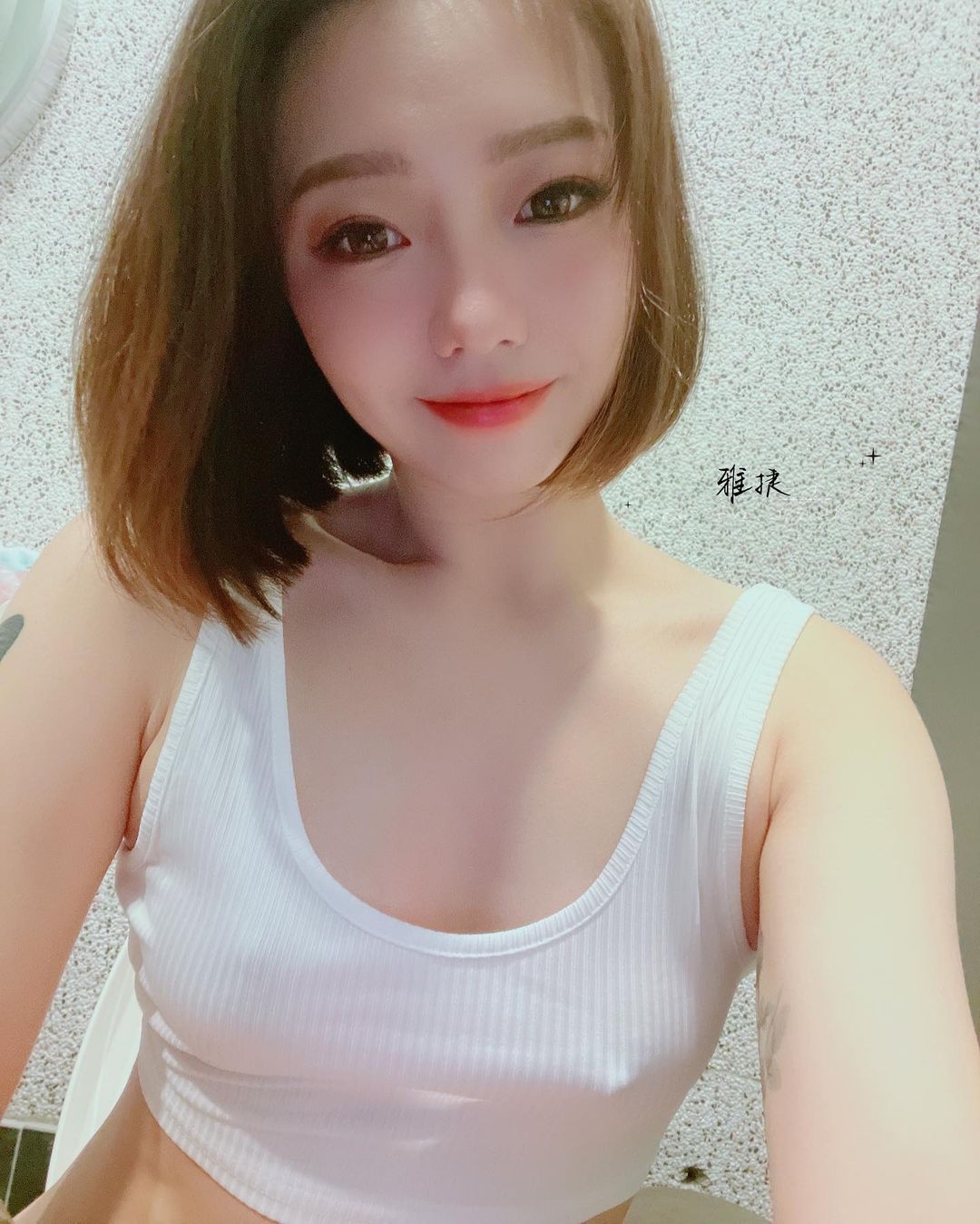 火辣妹子雅捷无罩驾驶,还自备两颗安全气囊