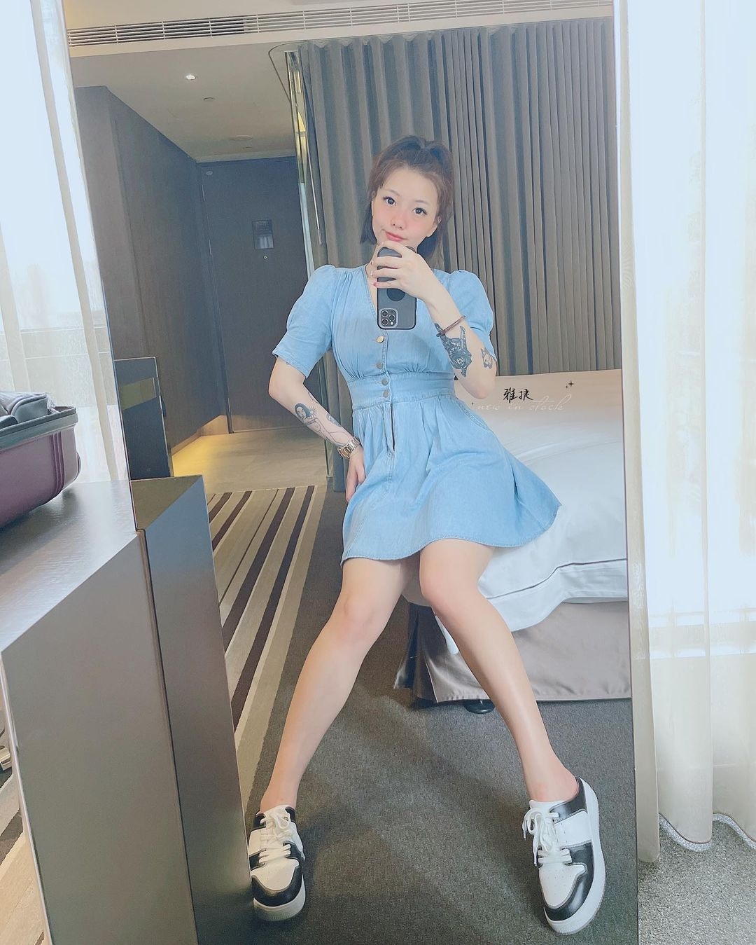 火辣妹子雅捷无罩驾驶,还自备两颗安全气囊