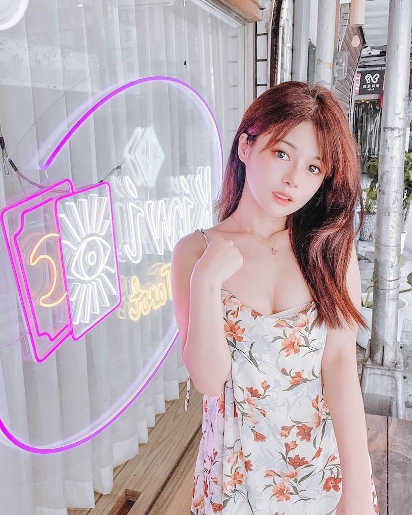 正妹「小花姐接」深V装放送乳沟,低胸小可爱跳舞好诱惑