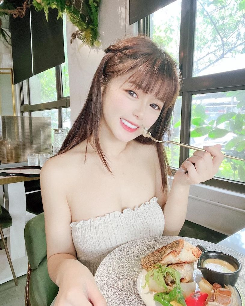 正妹「小花姐接」深V装放送乳沟,低胸小可爱跳舞好诱惑