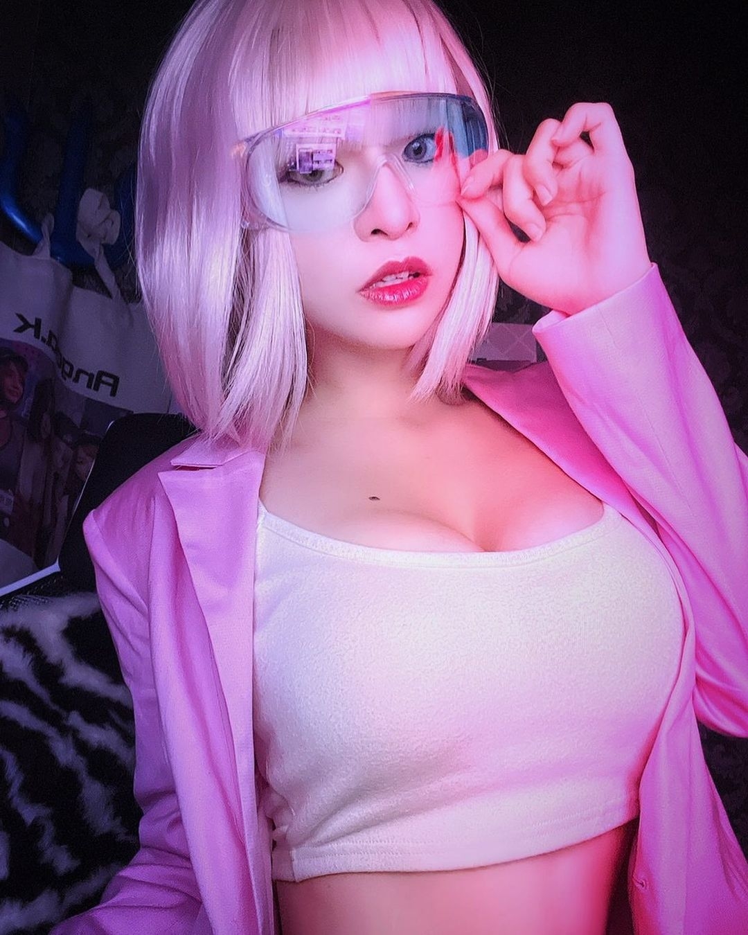 郭鬼鬼Angela遇暴雨白衣全湿透！性感黑内衣G罩杯无所遁形