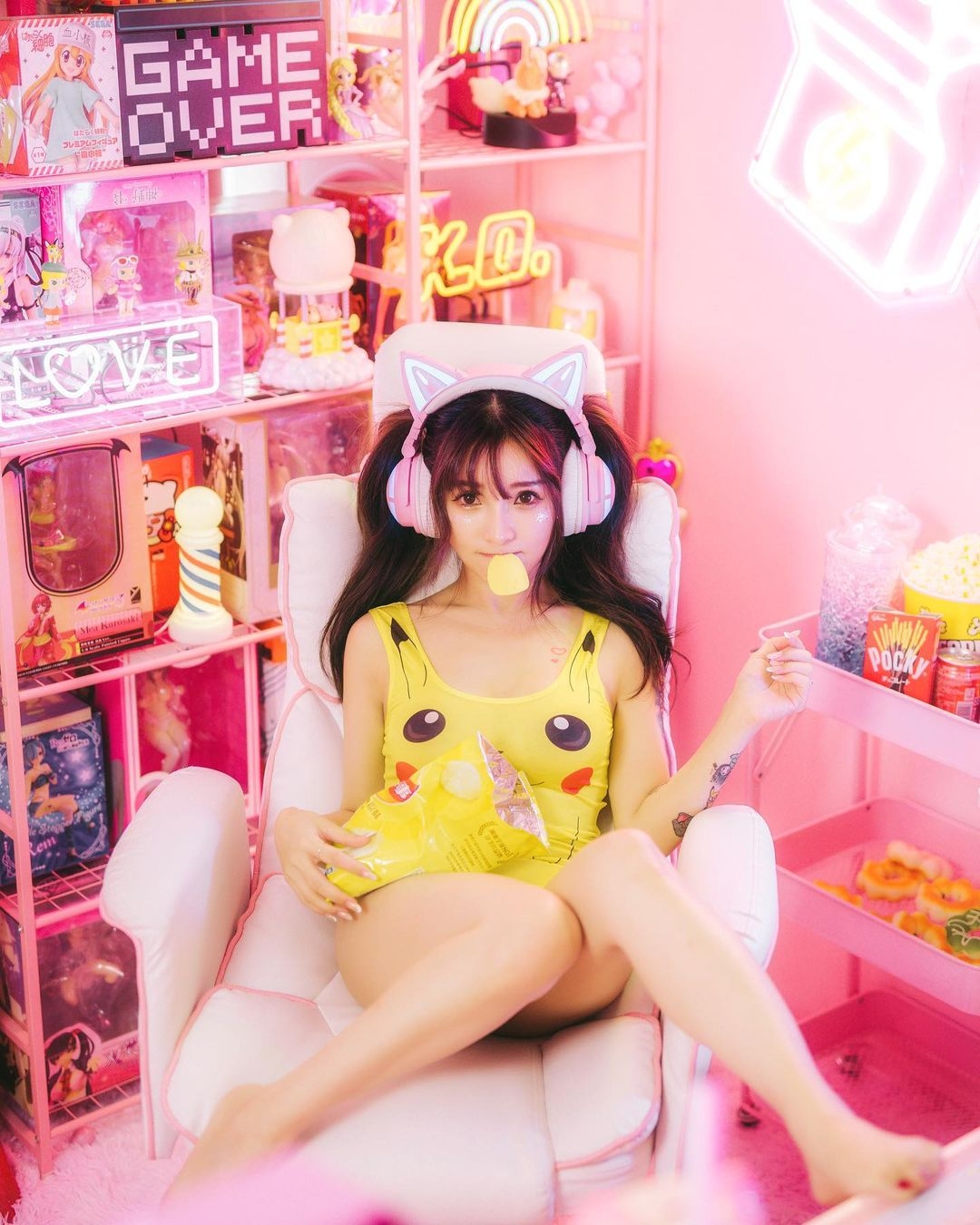 萝莉糖糖化身性感皮卡丘，蜜桃臀狂放十万伏特