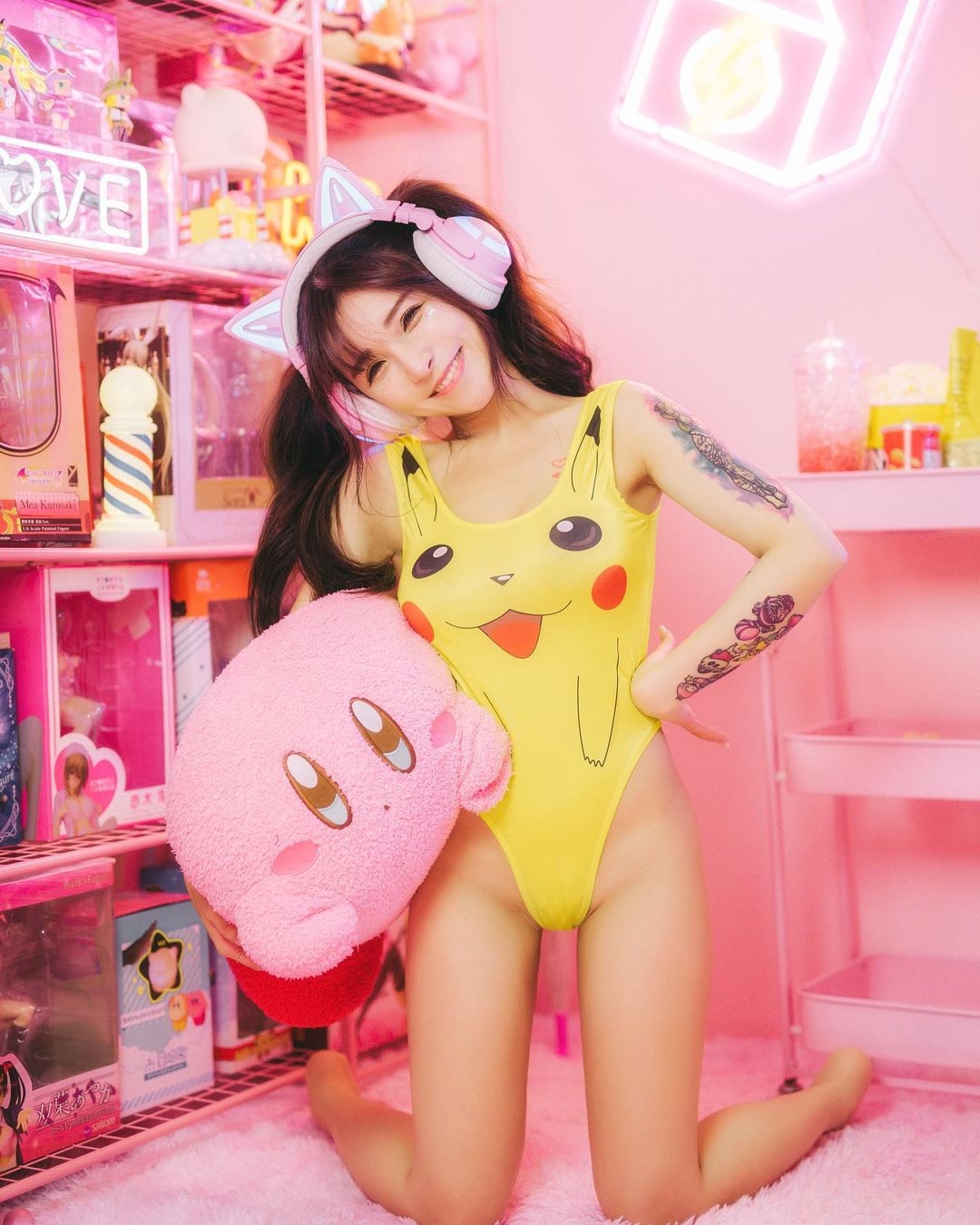 萝莉糖糖化身性感皮卡丘，蜜桃臀狂放十万伏特