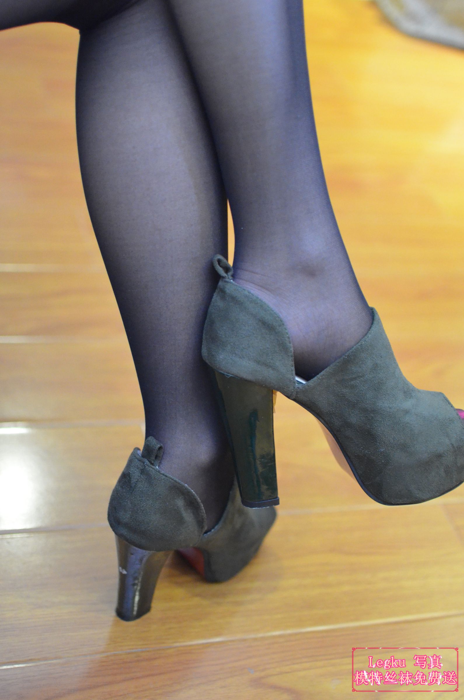 [Legku丝袜] No.199 黑色蕾丝+黑丝美腿丝足 写真套图-套图之家