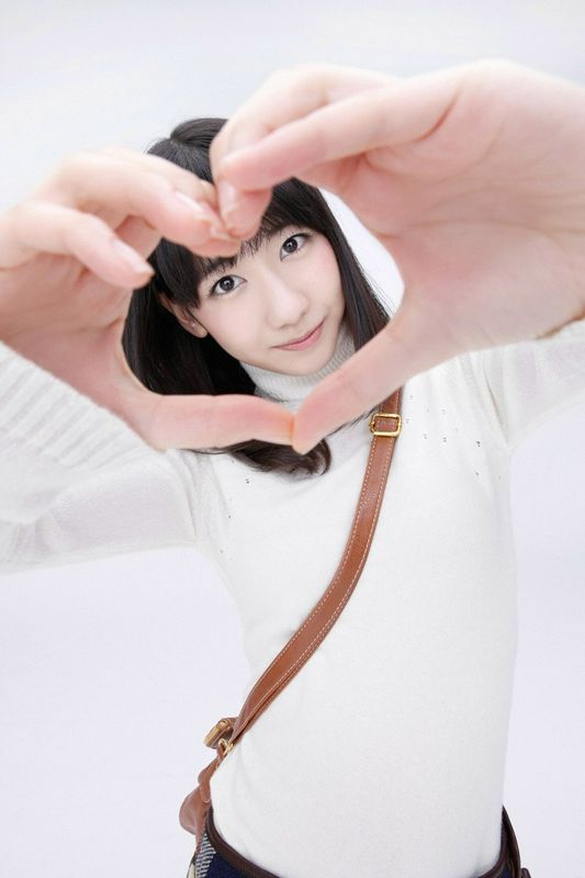 可爱的YashiKashiwagi手比爱心送给您!