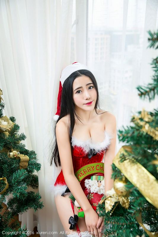 火辣女神兜豆靓超性感圣诞套装雪白美乳一览无遗