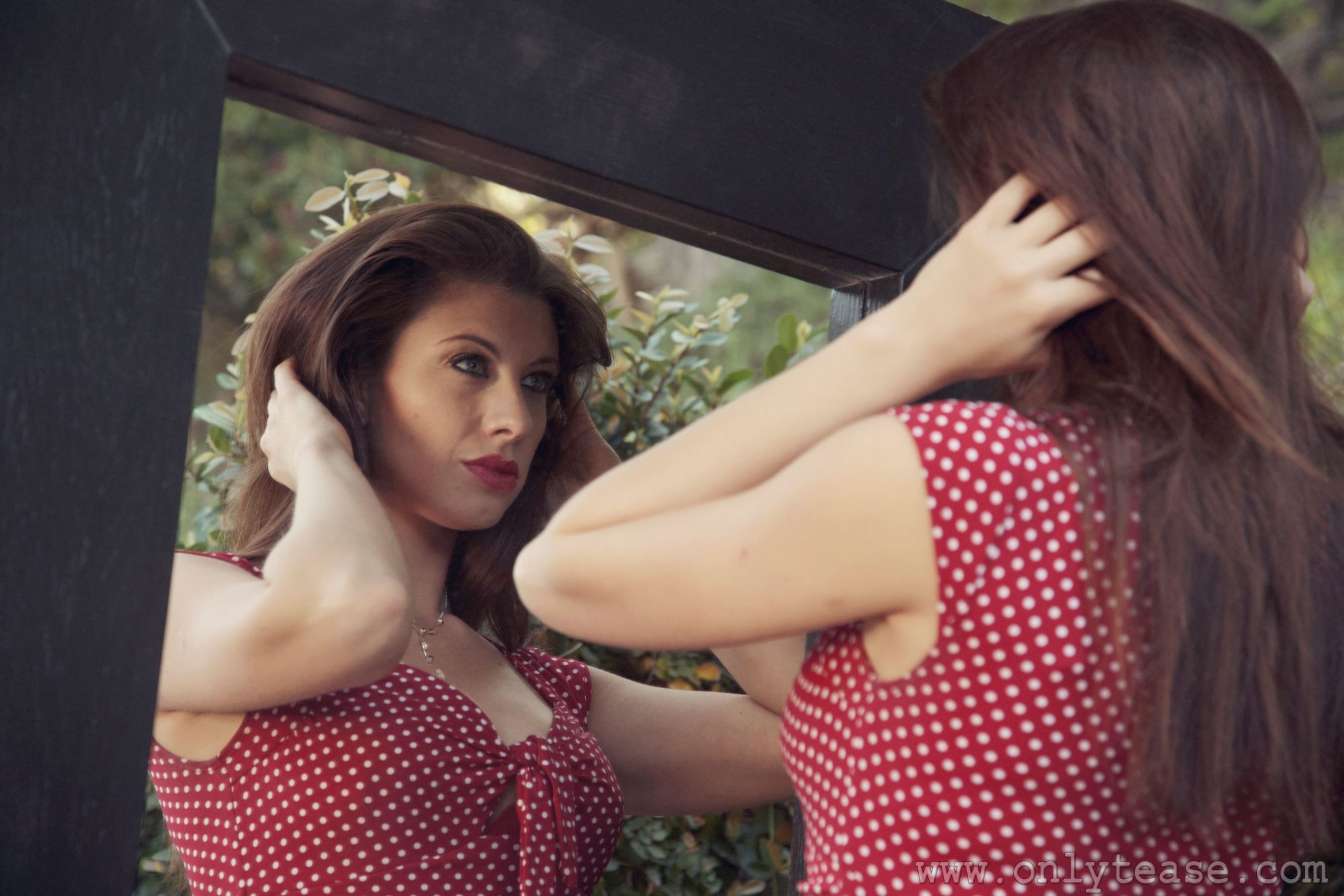 Maria E《镜子里的连衣裙女郎》 [OnlyTease] 写真集