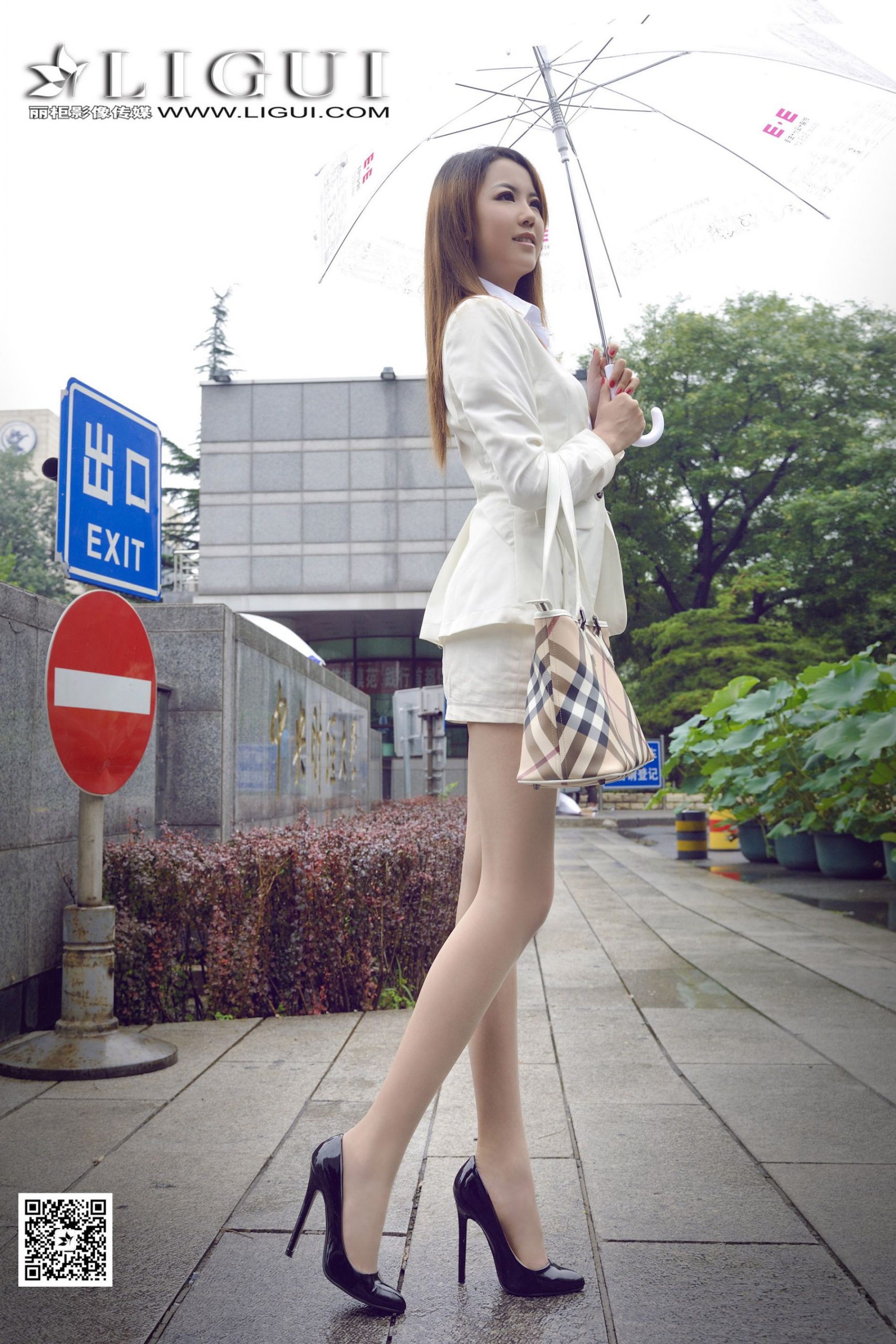 可馨《下雨天街拍OL》 [丽柜] 美腿丝足写真集