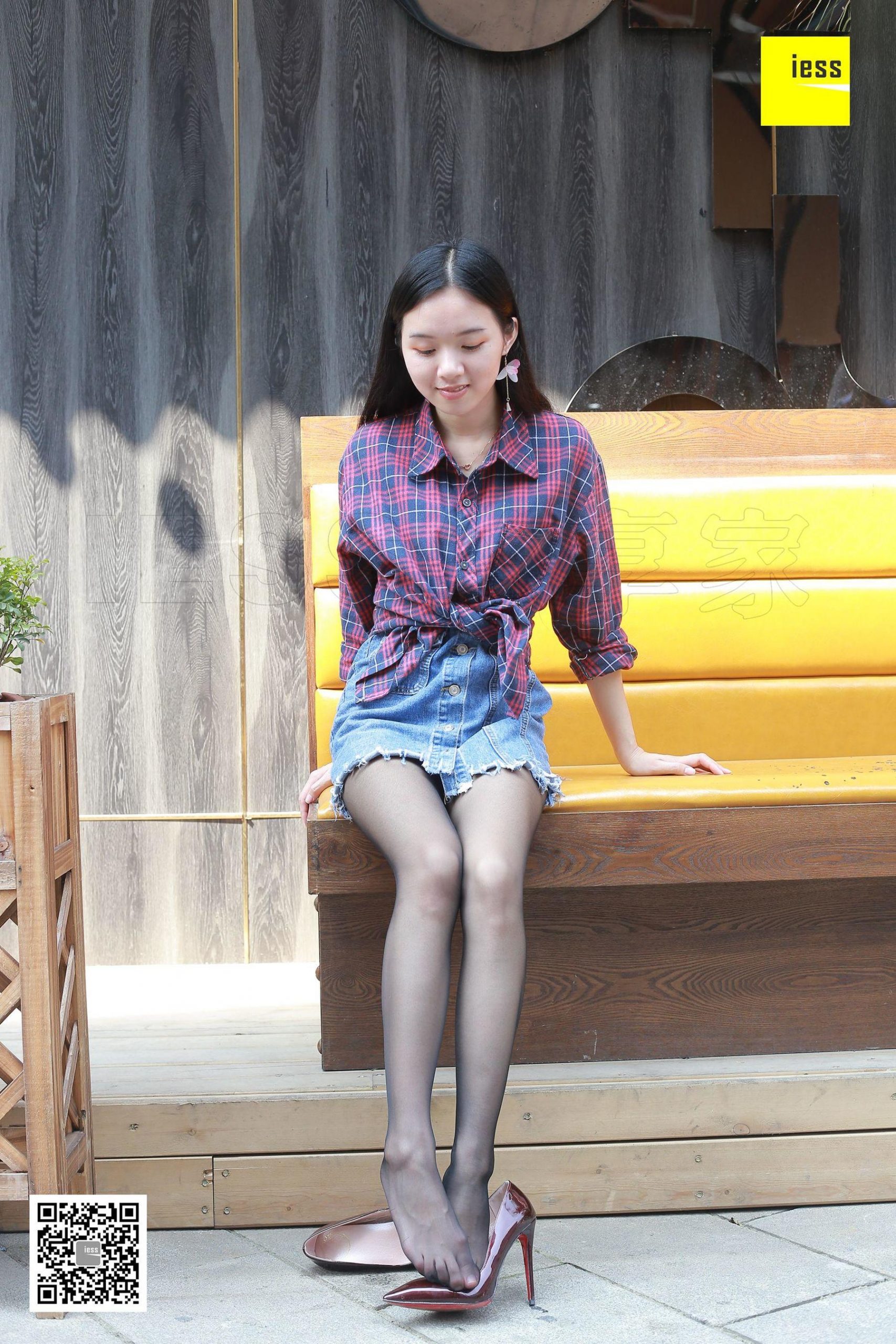 木木《酒窝美女的黑丝》 [异思趣向IESS] 丝享家204 写真集