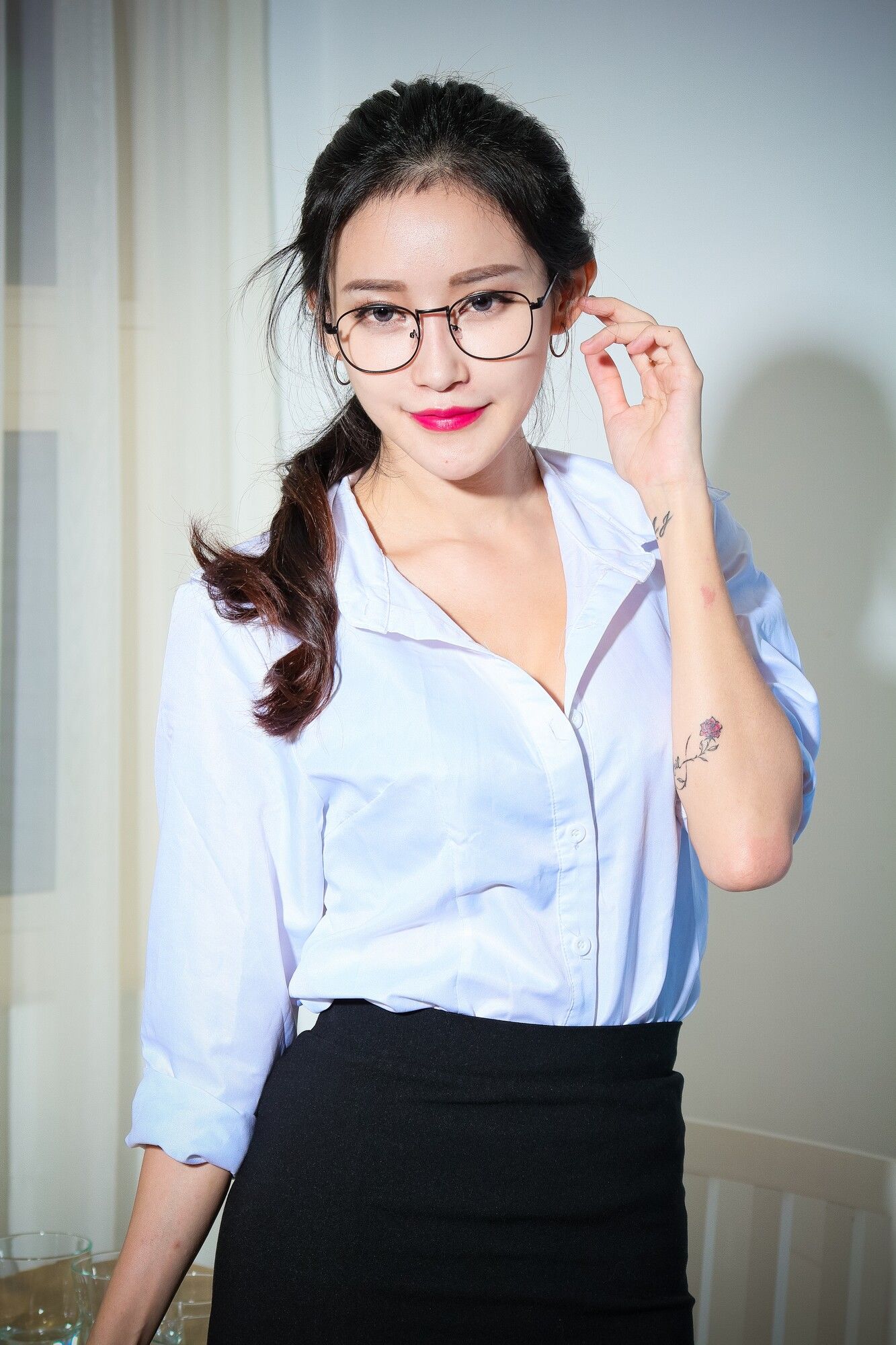 [台湾网红美女] 艾葳Avril《性感OL黑丝与包臀内衣美胸秀》 写真集