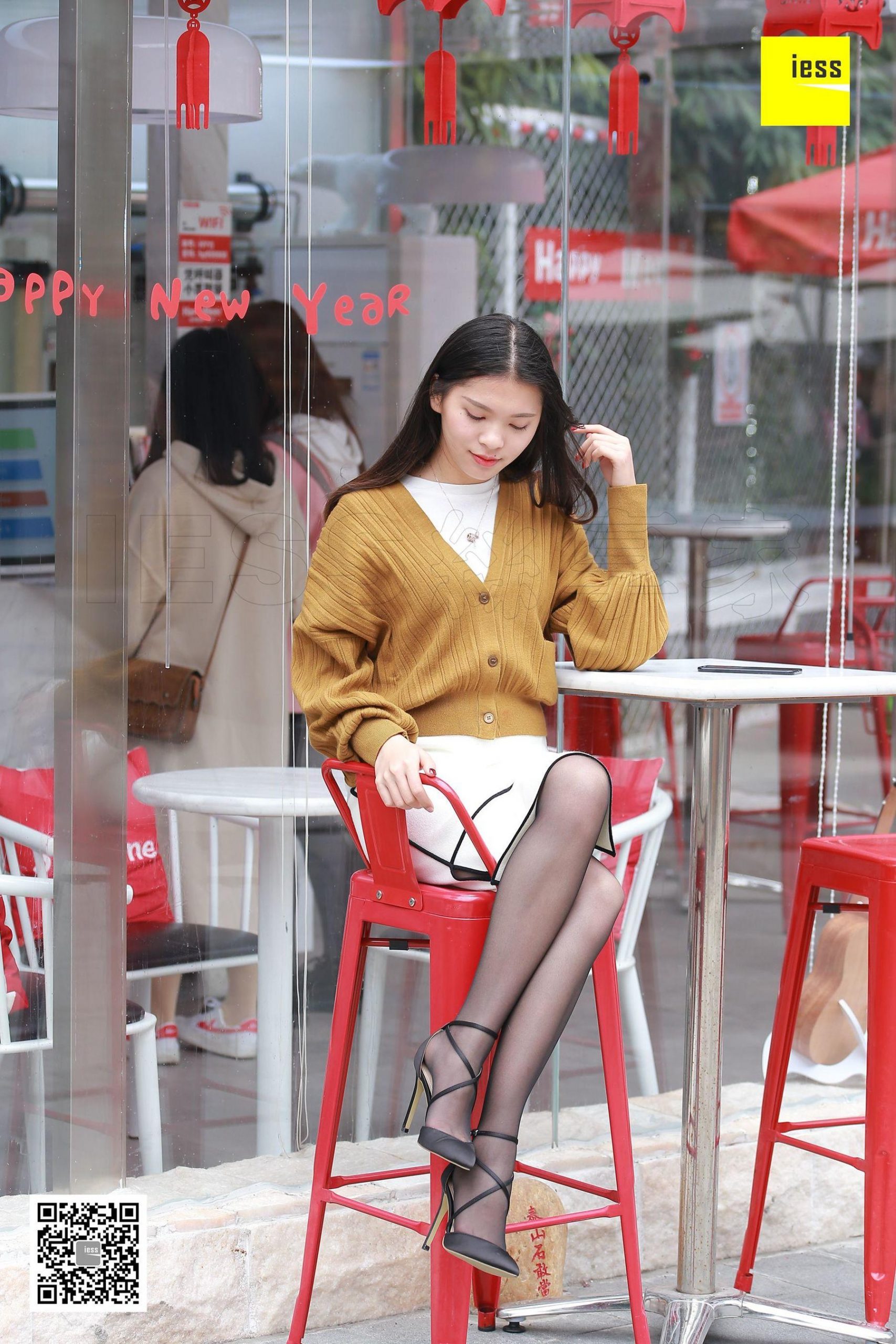 七七 《独自等人的黑丝美女》[异思趣向IESS] 丝享家285 写真集