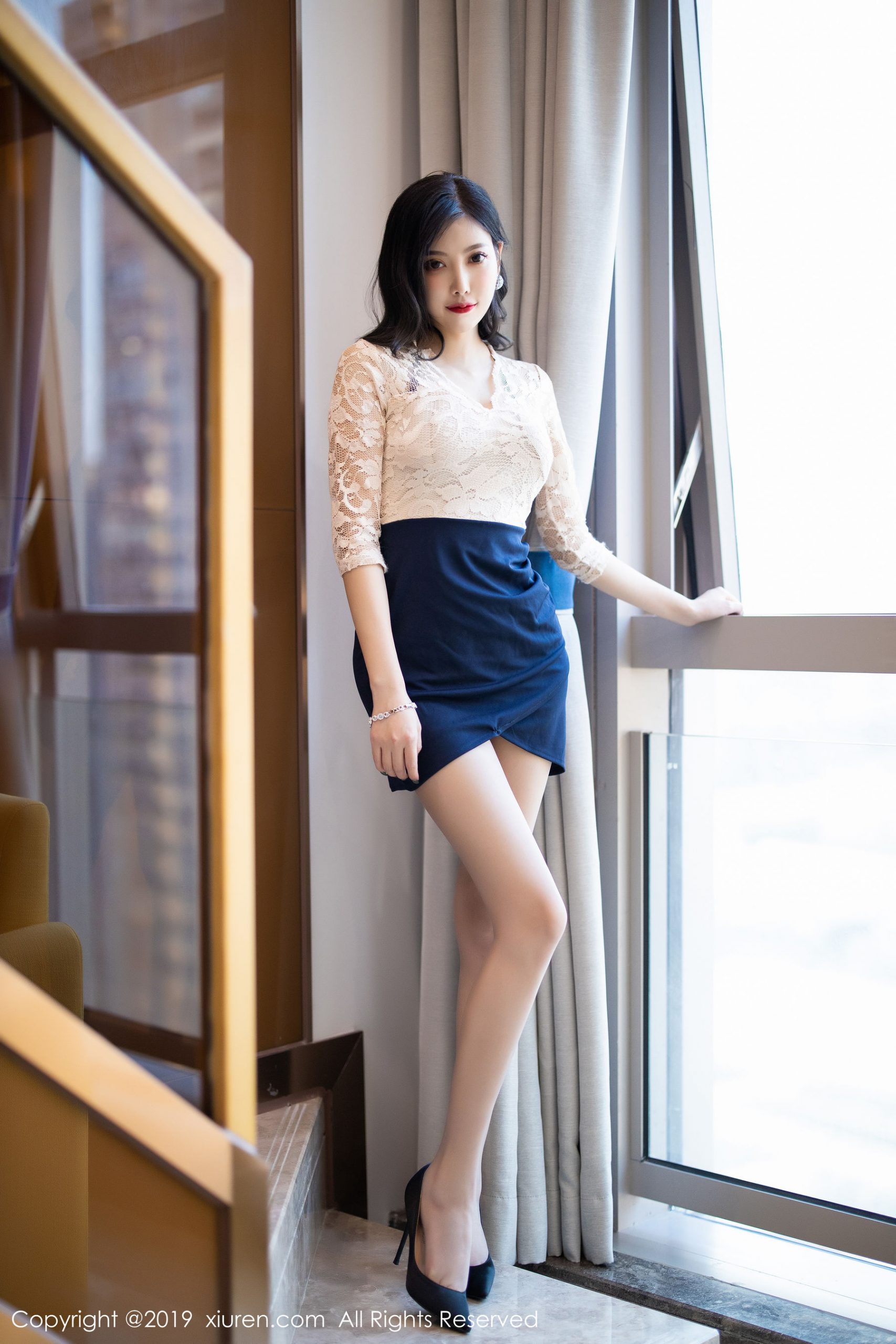 杨晨晨sugar《吊裙内衣与丝袜美腿》 [秀人XIUREN] No.1717 写真集