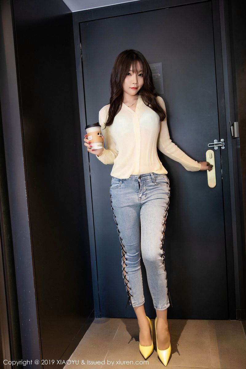 [XIAOYU语画界] 性感女神芝芝Booty紧身牛仔裤美腿翘臀济州岛旅拍 Vol.197