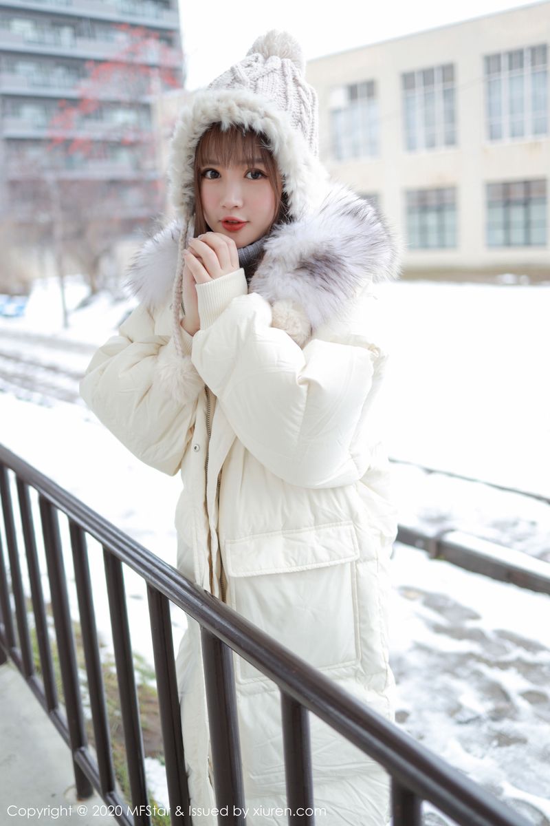 [MFStar模范学院] 美女模特恩率babe性感开背毛衣系列北海道旅拍 Vol.262