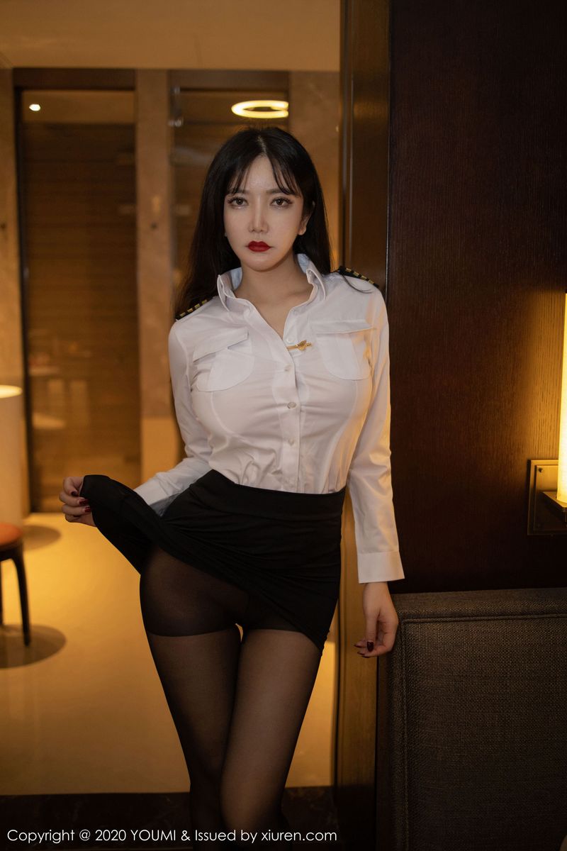 [YouMi尤蜜荟] 美女模特心妍小公主白衬衫超短裙&女警制服写真 Vol.428