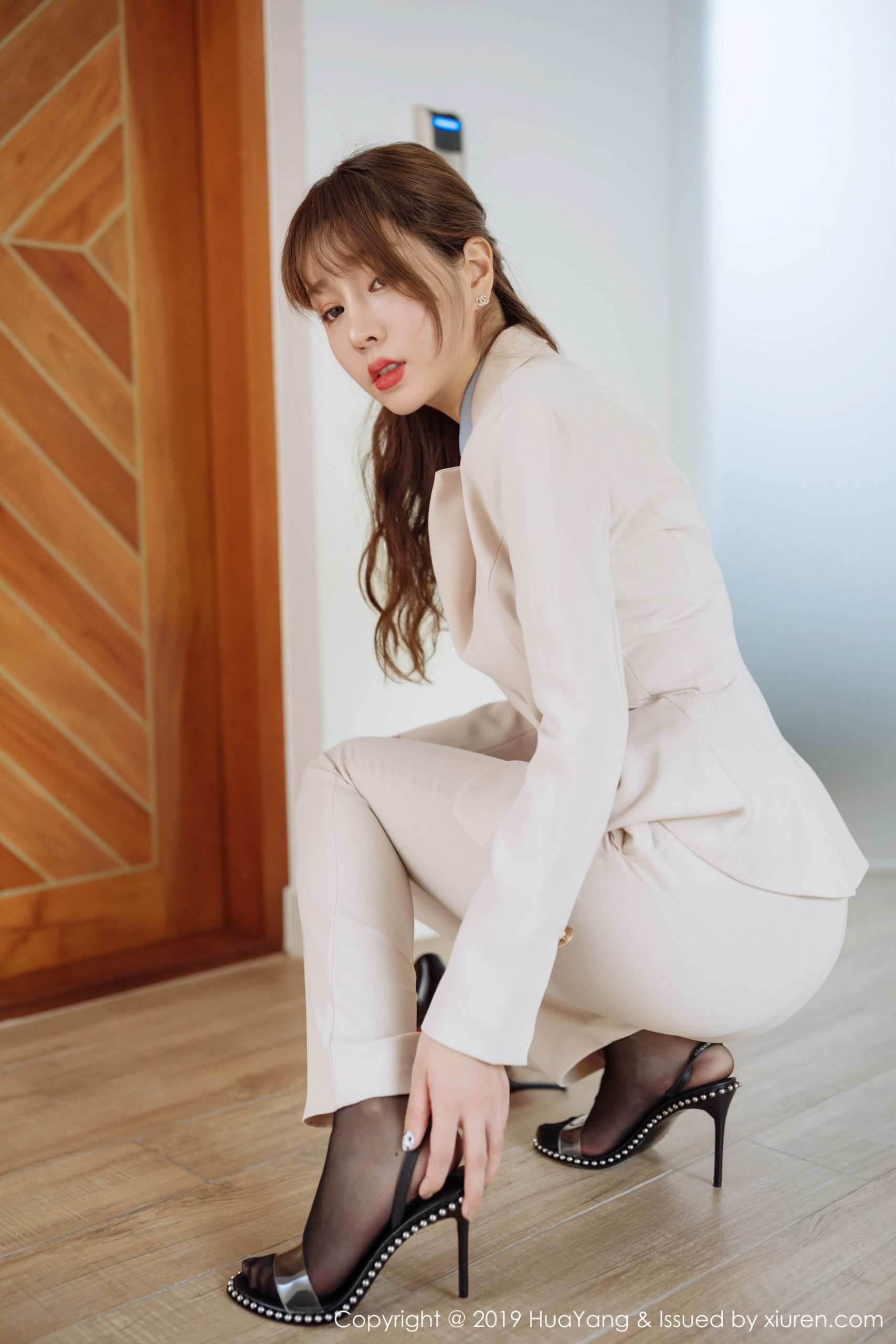 王雨纯《逐步褪去的衣服》 [花漾HuaYang] Vol.192 写真集