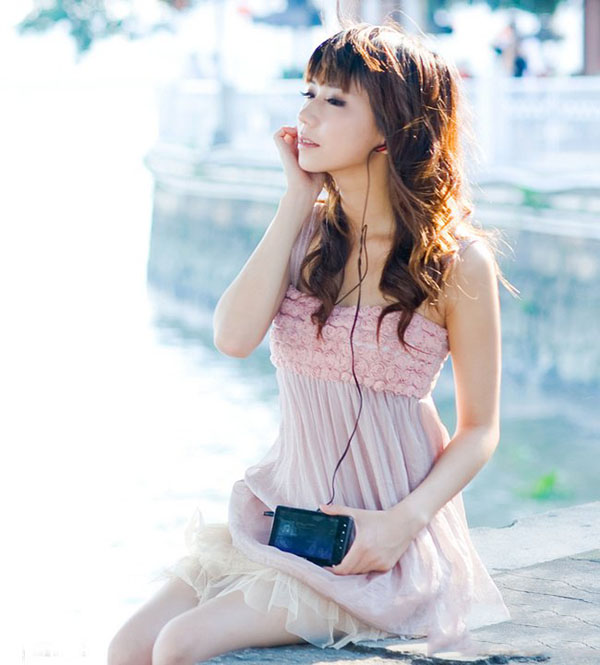 夏日的清晨 美女在听歌