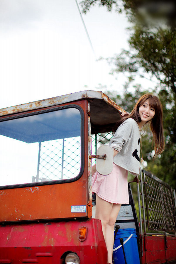 美女朱琦郁清纯可爱迷人