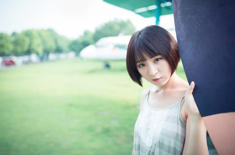 公园里独自端坐的清纯少女