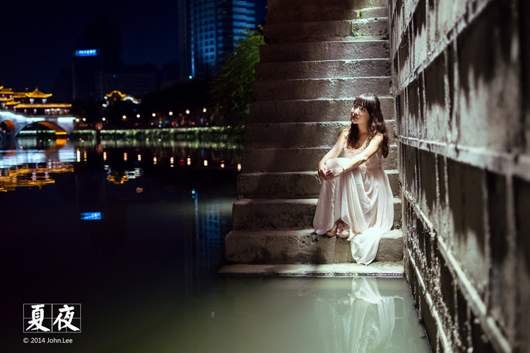 清纯少女夏日夜晚独自徘徊的忧伤