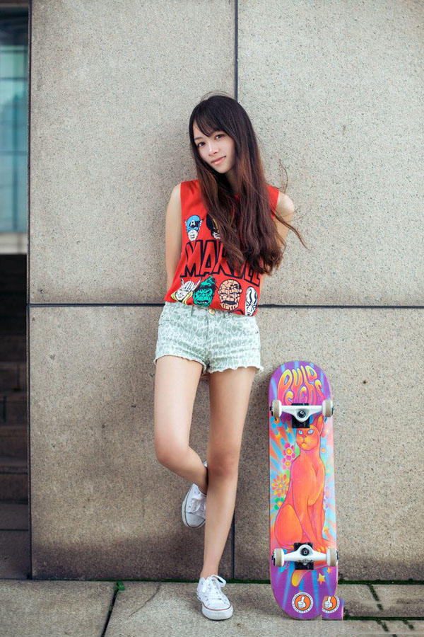 青纯滑板少女高清写真大图