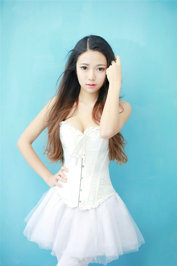 可爱美女性感酥胸白嫩迷人