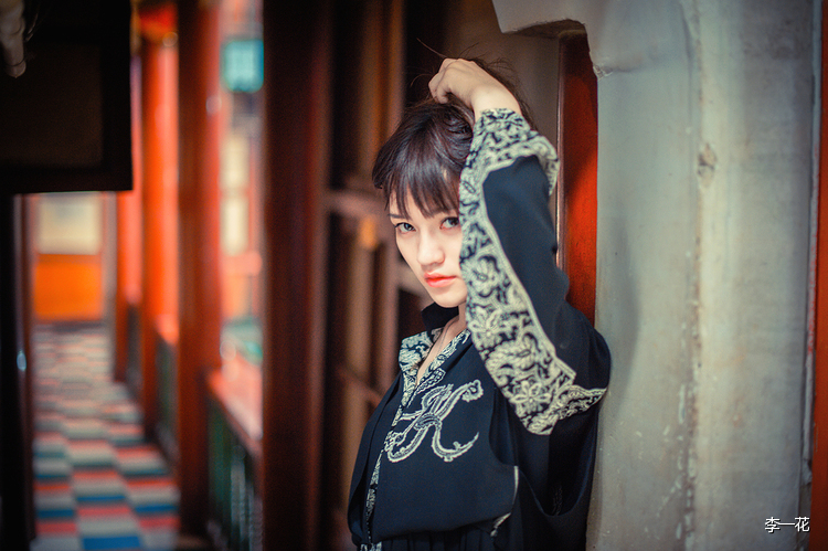 唯美少女独自徘徊在亭台楼阁之间