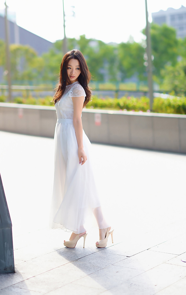 单车长裙美女飘飘写真